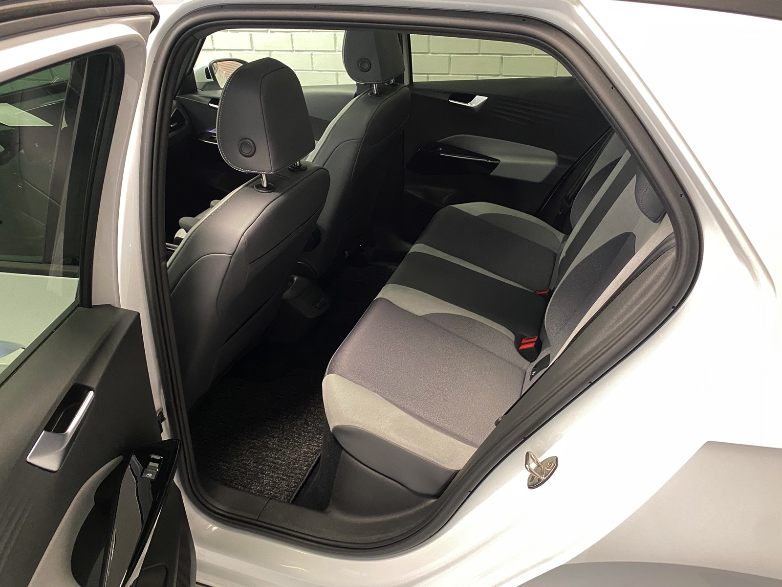 Elektromobilis Volkswagen ID.3 Pro Performance - 62 kWh baterija - Baltas su juodu - 20&quot; Sanya juodi ratlankiai - 12000 km - 2020.12.02