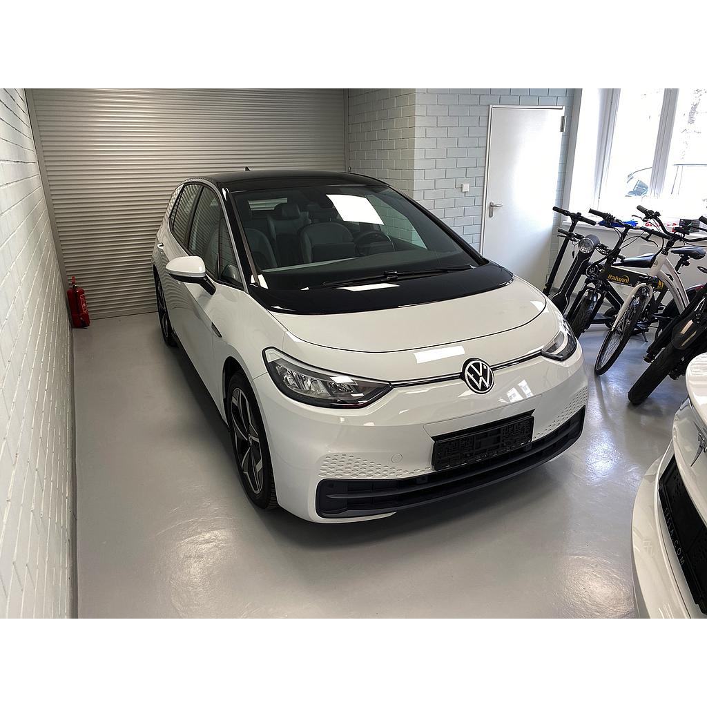 Electric car Volkswagen ID.3 Pro Style Silver - 82 kWh battery - White with black - 19&quot; Andoya black wheels - 13500 km - 2020.12 .30