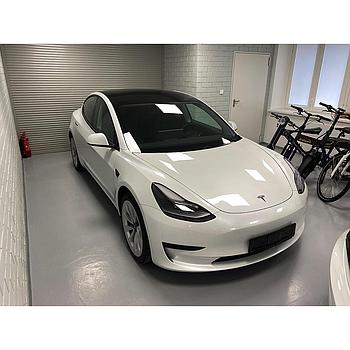 Электромобиль Tesla Model 3 - Батарея стандартного действия - Белый - 19" Спорт диски - Черный премиум интерьер - Enhanced автопилот - Прицепное устрйство - 20500 км - 2021.03.04