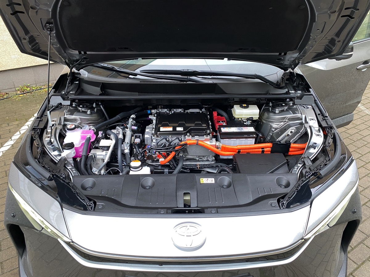 Elektromobilis Toyota bZ4X - 160kW/218AG - 71.4 kWh baterija - Paladium sidarbinis - 20&quot; ratlankiai - 5000 km - 2022.12.