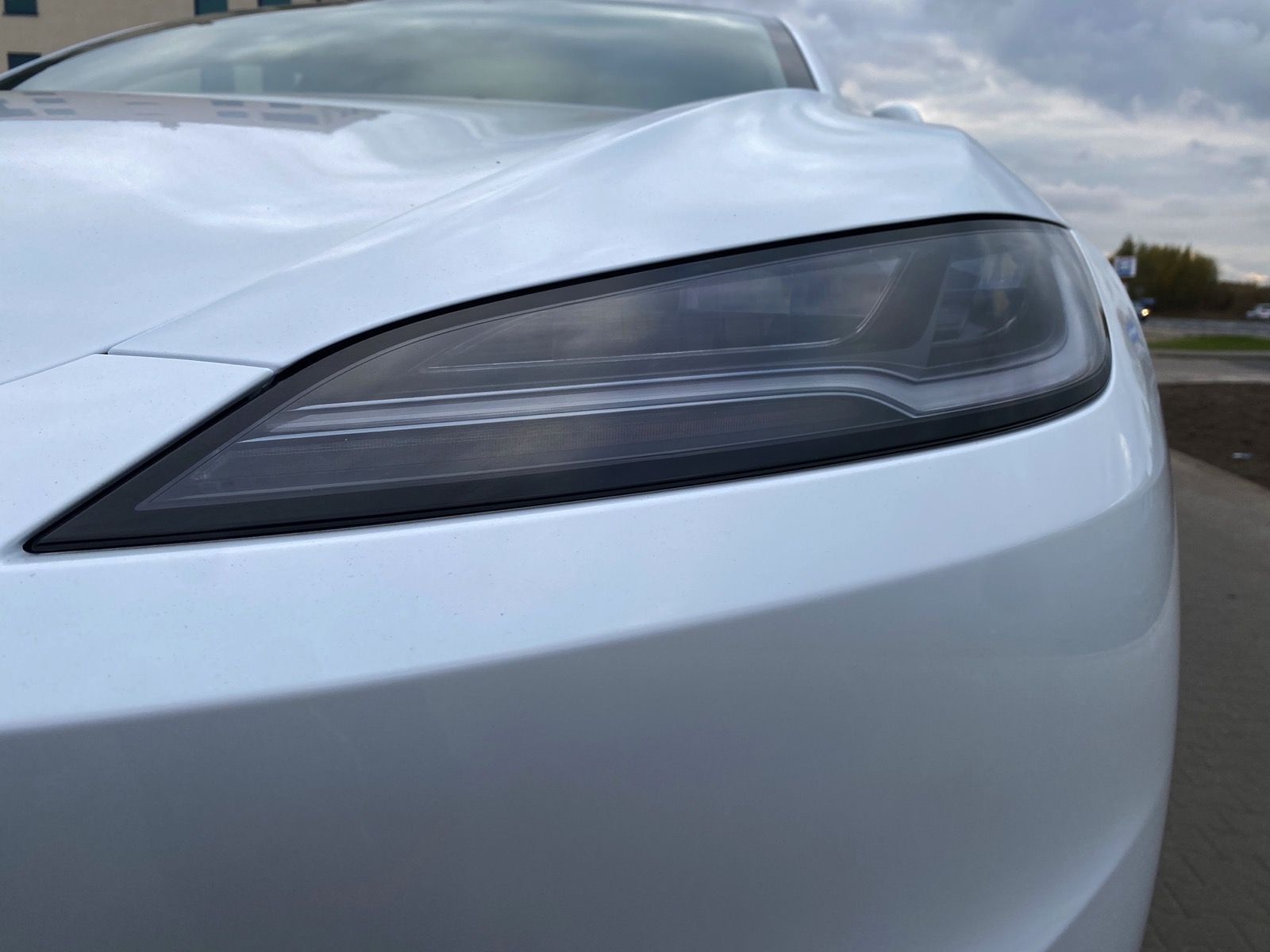 Elektromobilis Tesla Model 3 -  Galu varomas - Baltas - 19&quot; Nova ratlankiai - Baltas su juodu interjeras - Standartinis autopilotas - 2023.xx.xx