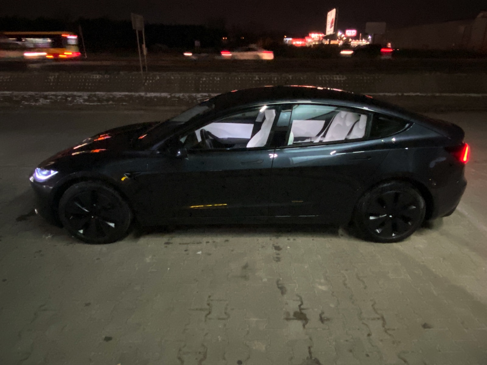 Elektromobilis Tesla Model 3 -  Visi varantys ratai - Pilkas - 18&quot; Photon ratlankiai - Baltas su juodu interjeras - Standartinis autopilotas - 2023.xx.xx