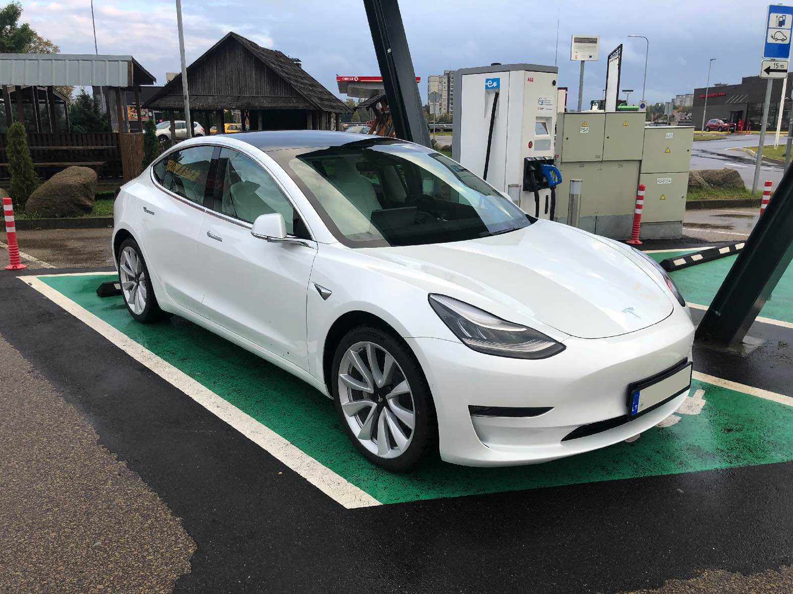 Elektromobilis Tesla Model 3, LR, D, Balta, 19&quot; Sport ratai, Baltas salonas, Autopilot bazinis