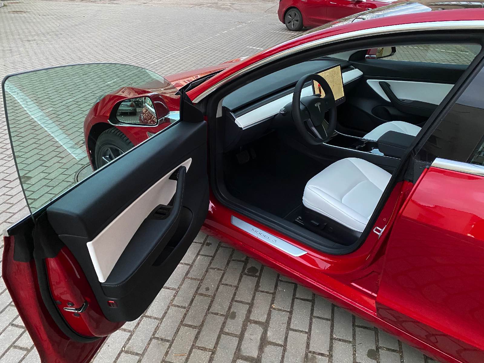 Elektromobilis Tesla Model 3, LR, D, Raudona, 18&quot; AERO ratai, Baltas su juodu premium salonas, Autopilot bazinis