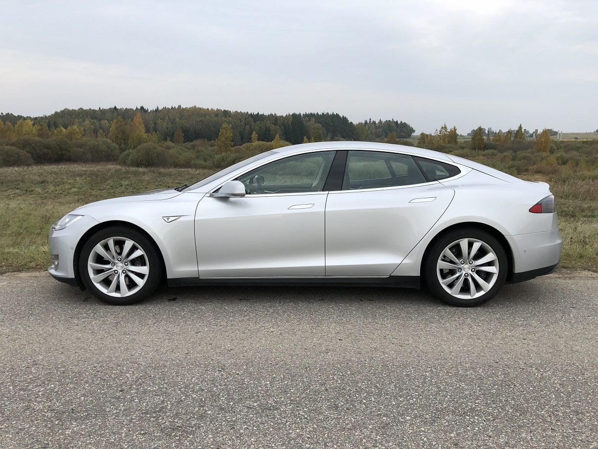 Elektromobilis Tesla Model S 85, Sidabrinis, 19&quot; turbine ratai, Juodas interjeras, Dvigubas kroviklis iki 22 kW, Autopilotas AP1