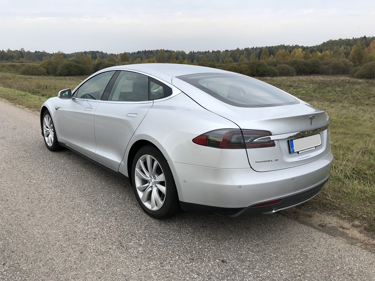 Elektromobilis Tesla Model S 85, Sidabrinis, 19&quot; turbine ratai, Juodas interjeras, Dvigubas kroviklis iki 22 kW, Autopilotas AP1