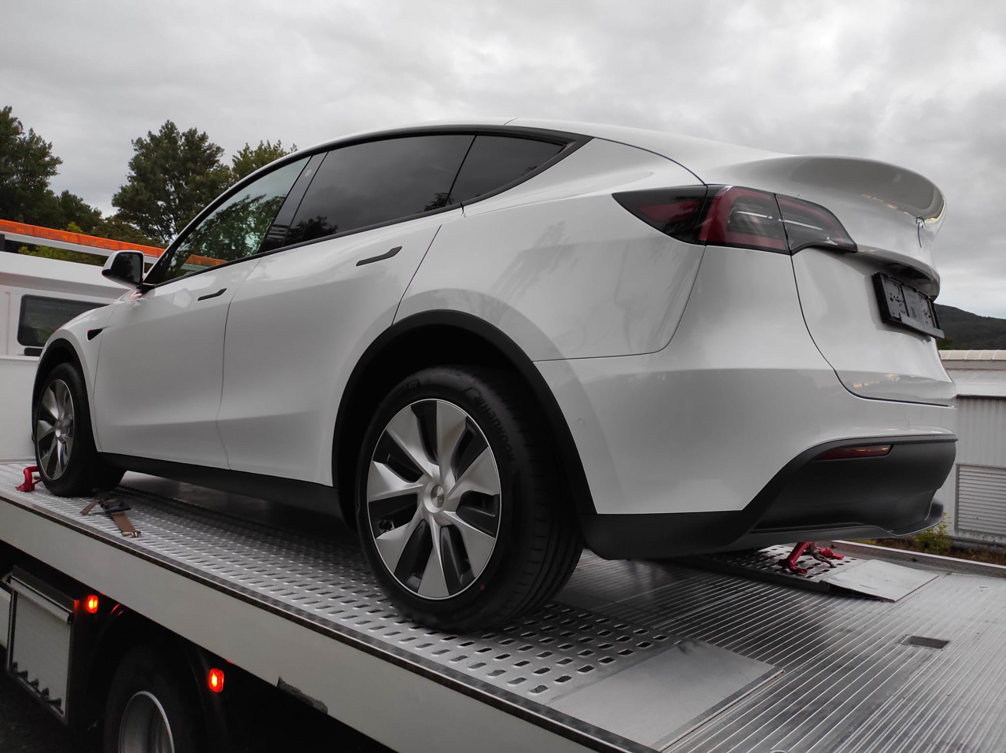 Elektromobilis Tesla Model Y -  Ilgo nuotolio baterija - Baltas - 19&quot; Gemini ratlankiai - Juodas premium interjeras - Bazinis autopilotas - 2021.xx.xx