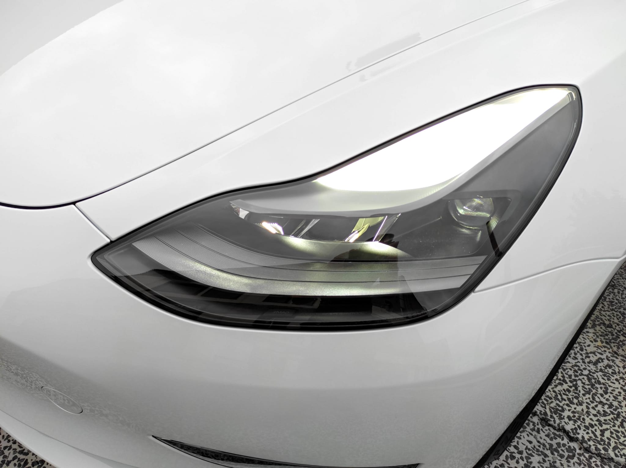 Elektromobilis Tesla Model 3 Performance - Ilgo nuotolio baterija - Baltas - 20&quot; Uberturbine ratlankiai - Juodas premium interjeras - FSD autopilotas - 2021.xx.xx