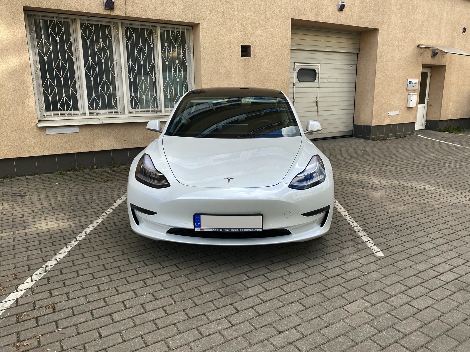 Elektromobilis Tesla Model 3 -  Ilgo nuotolio baterija - Baltas - 18&quot; Aero ratlankiai - Vilkimo kablys - Juodas premium interjeras - Autopilotas su FSD - 31000 km - 2019.06.27