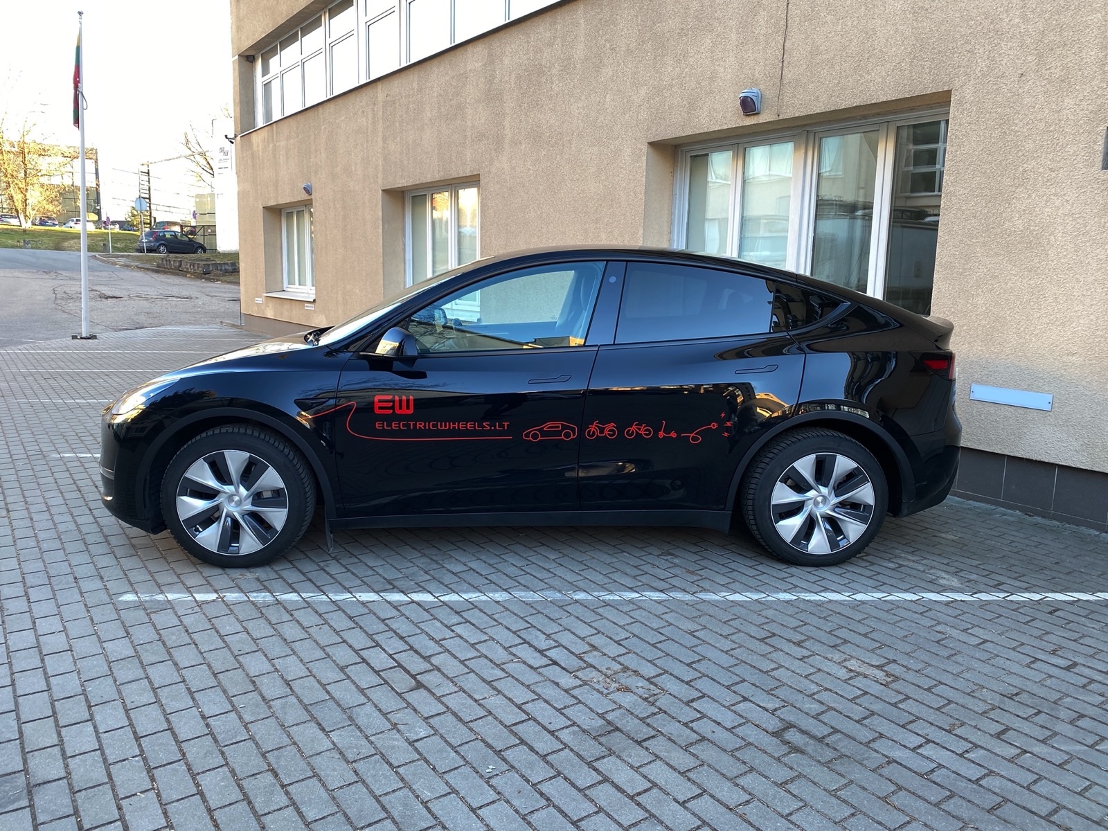 Elektromobilis Tesla Model Y -  Ilgo nuotolio baterija - Juodas - 19&quot; Gemini ratlankiai - Juodas premium interjeras - Bazinis autopilotas - 12000 km - 2021.08.30
