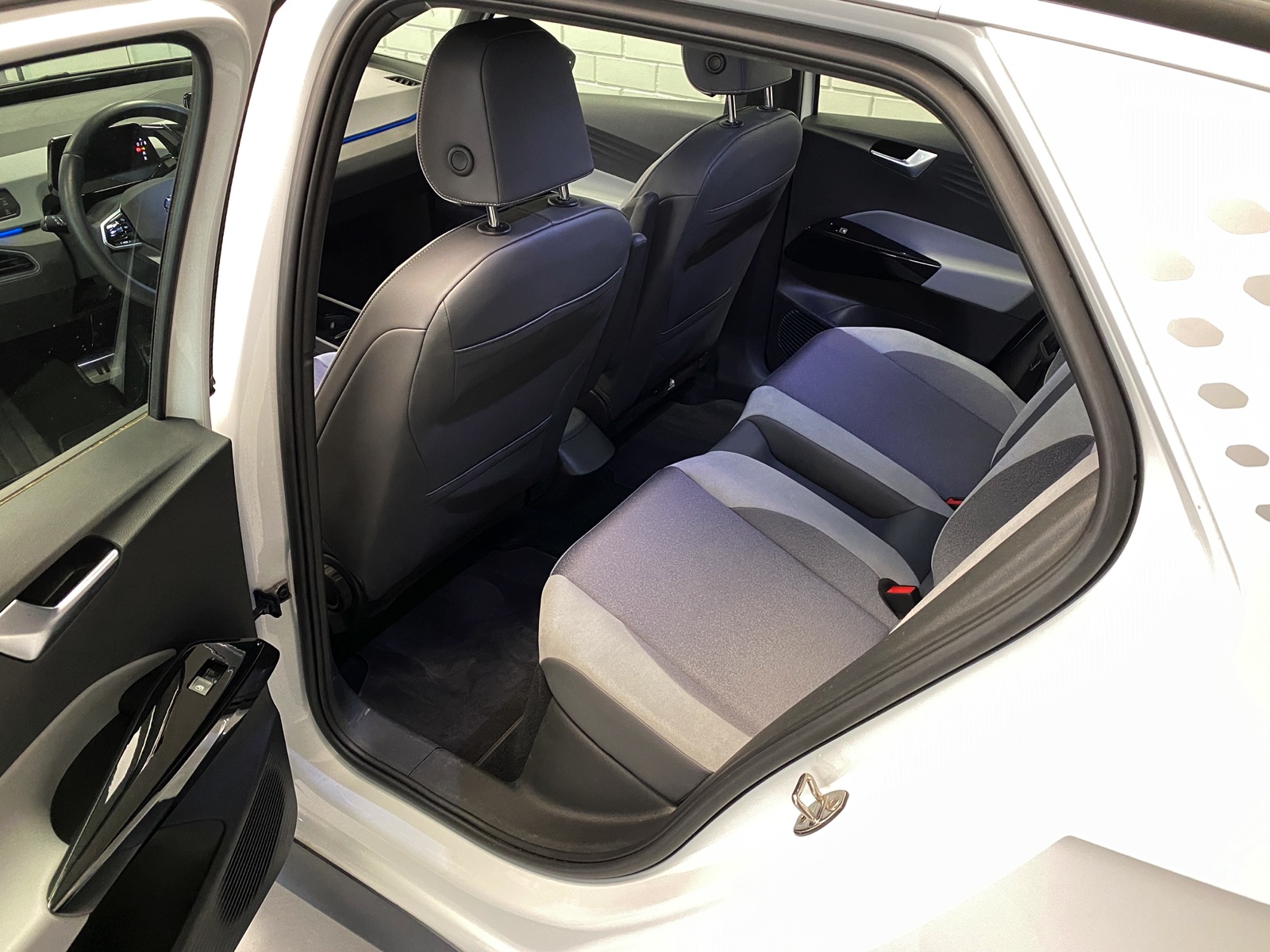 Elektromobilis Volkswagen ID.3 Pro Style Silver - 82 kWh baterija - Baltas su juodu - 19&quot; Andoya juodi ratlankiai - 12500 km - 2020.12.30
