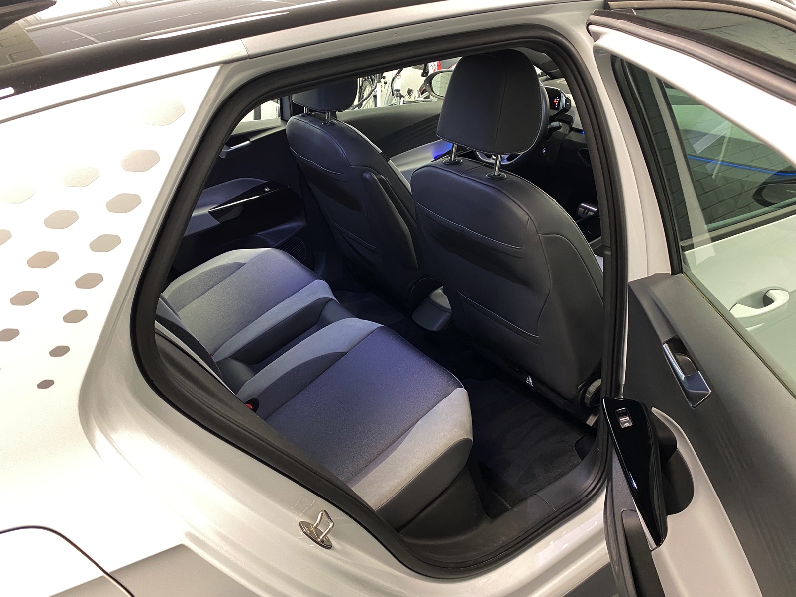 Elektromobilis Volkswagen ID.3 Pro Style Silver - 82 kWh baterija - Baltas su juodu - 19&quot; Andoya juodi ratlankiai - 12500 km - 2020.12.30