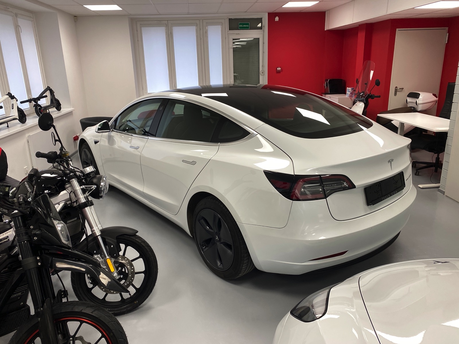Elektromobilis Tesla Model 3 -  Ilgo nuotolio baterija - Baltas - 18&quot; Aero ratlankiai - Juodas premium interjeras - Autopilotas bazinis - 25000 km - 2020.09.