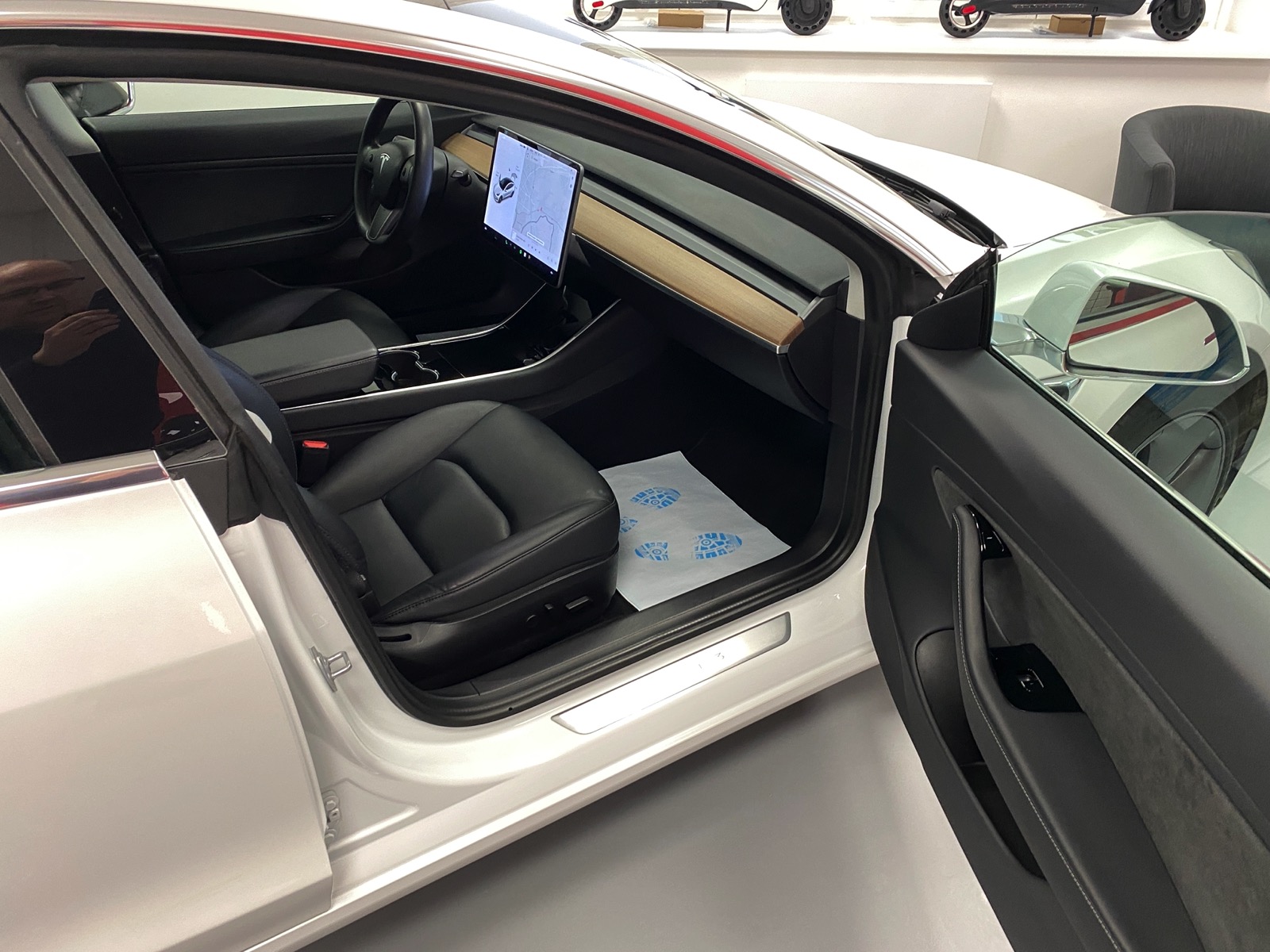 Elektromobilis Tesla Model 3 -  Ilgo nuotolio baterija - Baltas - 18&quot; Aero ratlankiai - Juodas premium interjeras - Autopilotas bazinis - 25000 km - 2020.09.