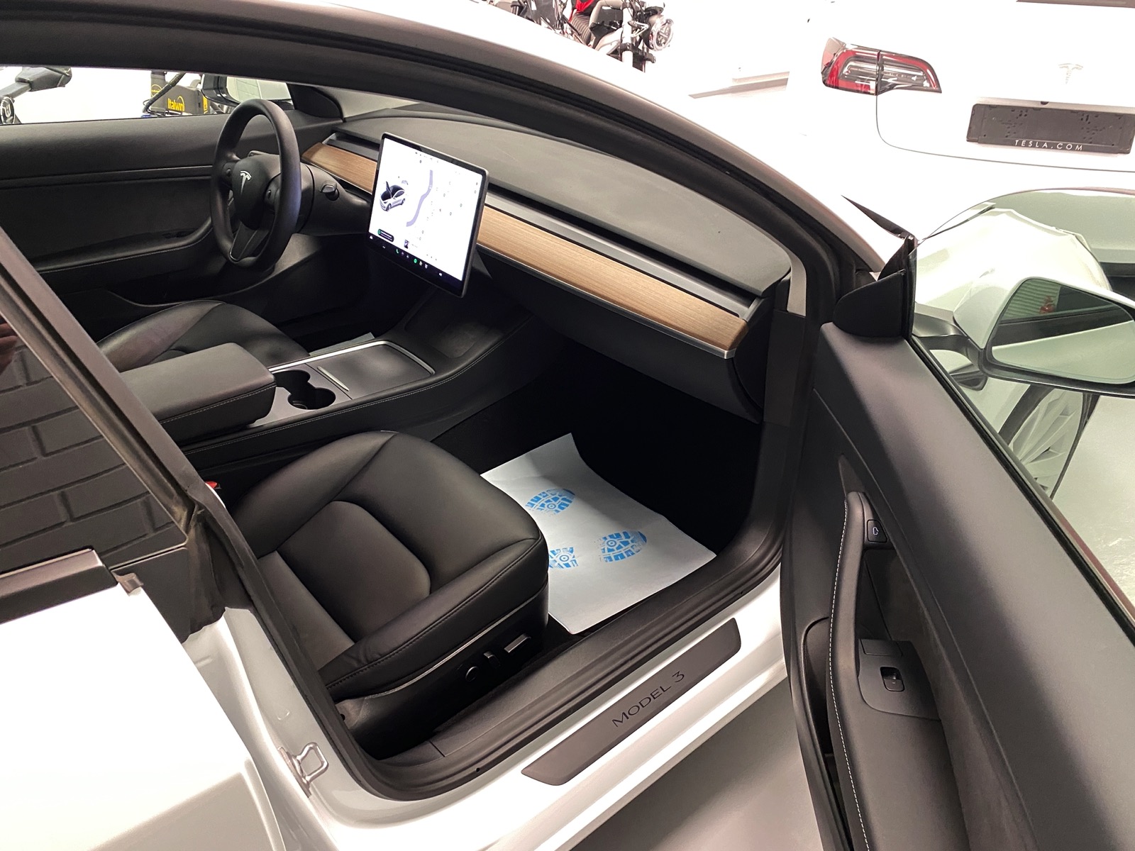Elektromobilis Tesla Model 3 -  Standartinio nuotolio baterija - Baltas - 19&quot; Sport ratlankiai - Juodas premium interjeras - Vilkimo kablys - Enhanced autopilotas - 20500 km - 2021.03.04
