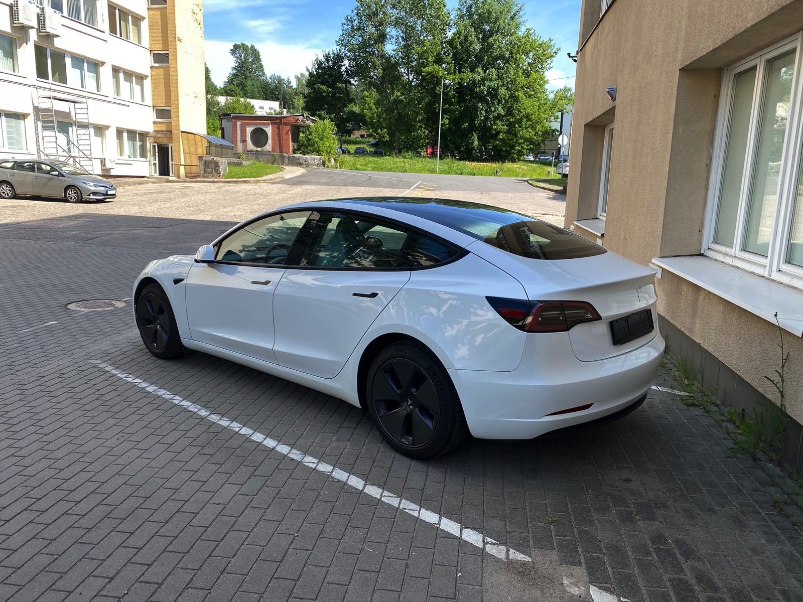 Elektromobilis Tesla Model 3 -  Ilgo nuotolio baterija - Baltas - 18&quot; Aero ratlankiai - Juodas premium interjeras - Enhanced autopilotas - 12700 km - 2021.09.29