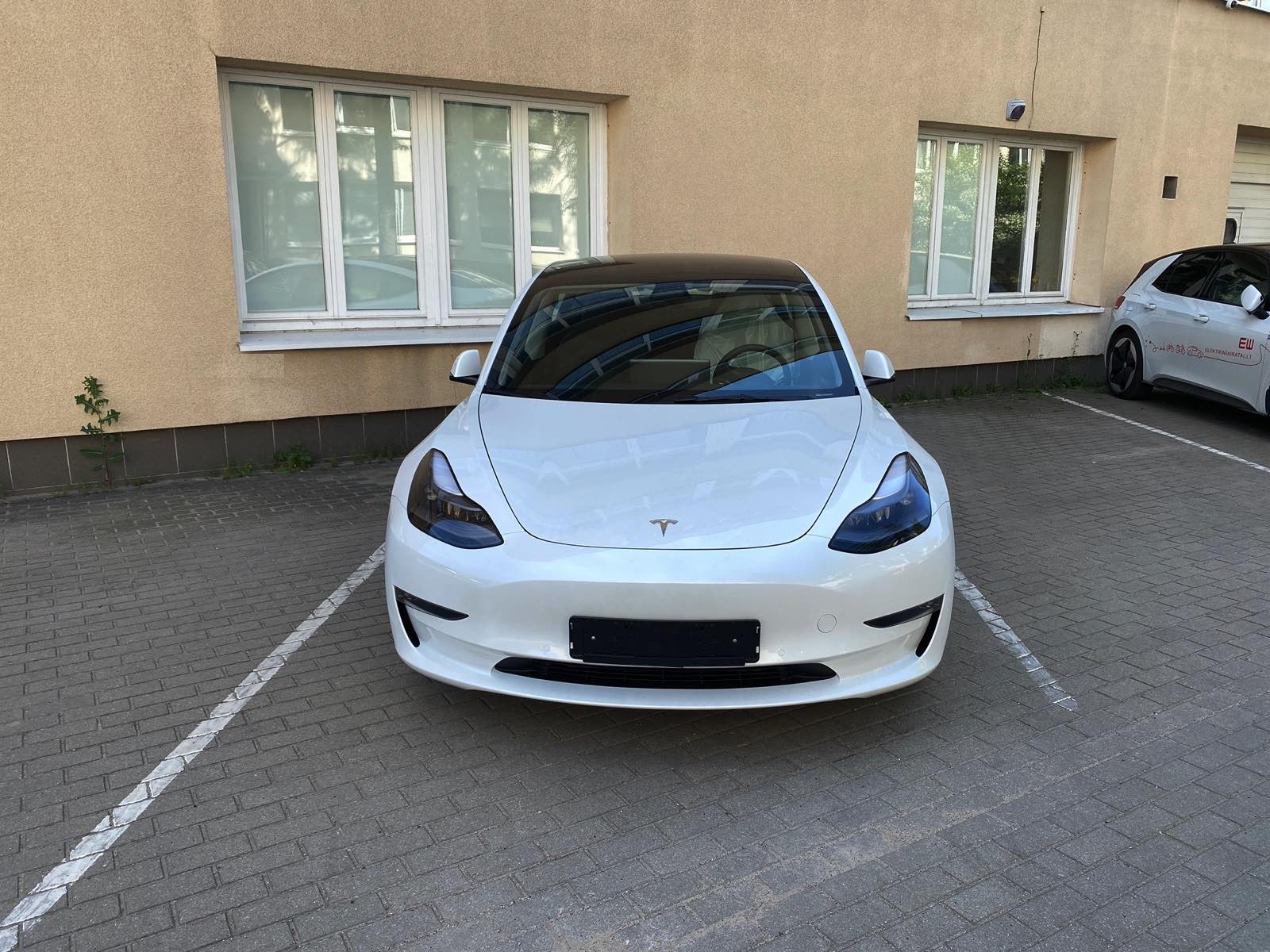 Elektromobilis Tesla Model 3 -  Ilgo nuotolio baterija - Baltas - 18&quot; Aero ratlankiai - Juodas premium interjeras - Enhanced autopilotas - 12700 km - 2021.09.29