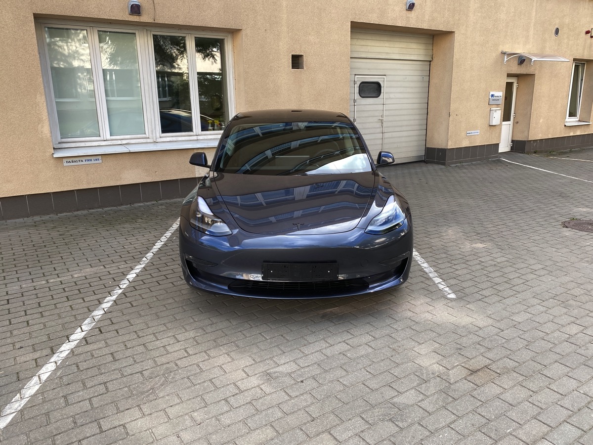 Elektromobilis Tesla Model 3 - Ilgo nuotolio baterija - Pilkas - 18&quot; Aero ratlankiai - Juodas premium interjeras - Bazinis autopilotas - Home link - 10000 km - 2021.06.05