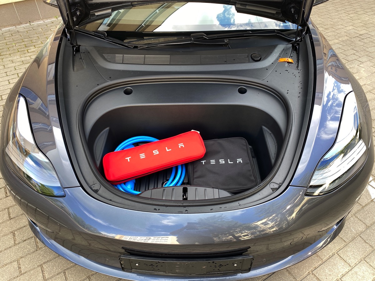 Elektromobilis Tesla Model 3 - Ilgo nuotolio baterija - Pilkas - 18&quot; Aero ratlankiai - Juodas premium interjeras - Bazinis autopilotas - Home link - 10000 km - 2021.06.05