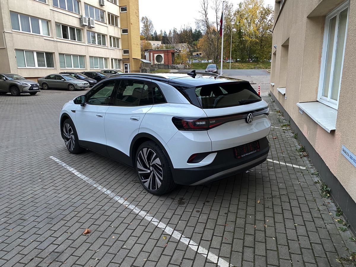 Elektromobilis Volkswagen ID.4 Pro - 82 kWh baterija - Baltas su juodu - 21&quot; Narvik sidabriniai juodi ratlankiai - 15000 km - 2021.11.17