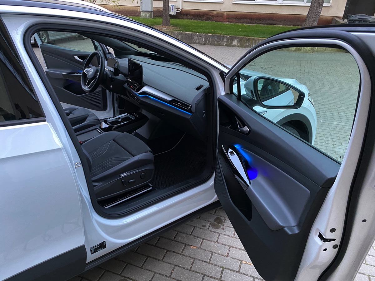 Elektromobilis Volkswagen ID.4 Pro - 82 kWh baterija - Baltas su juodu - 21&quot; Narvik sidabriniai juodi ratlankiai - 15000 km - 2021.11.17